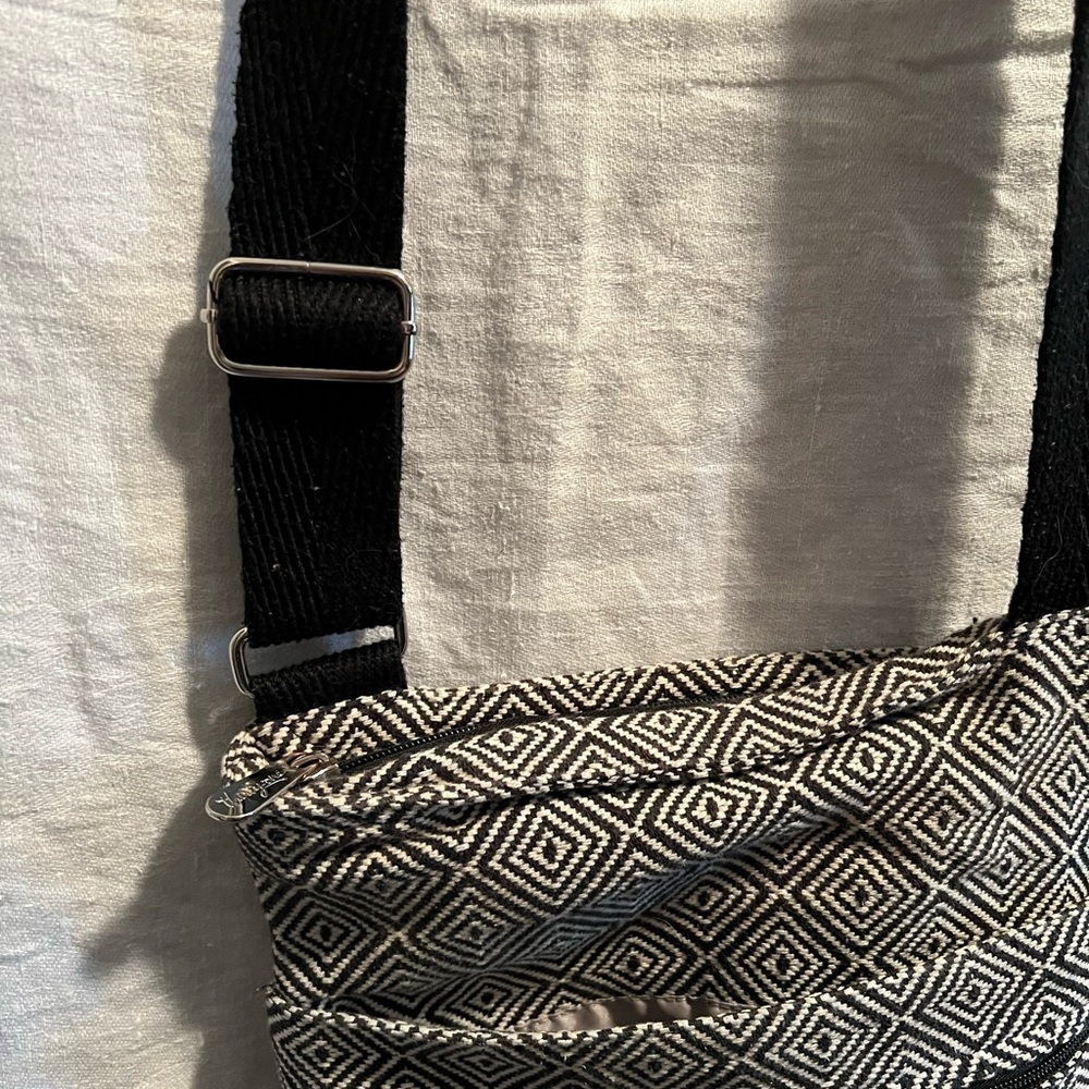 Thirty-One Hipster Black and White diamond purse. Adjustable strap. Pockets+ - Picture 7 of 7